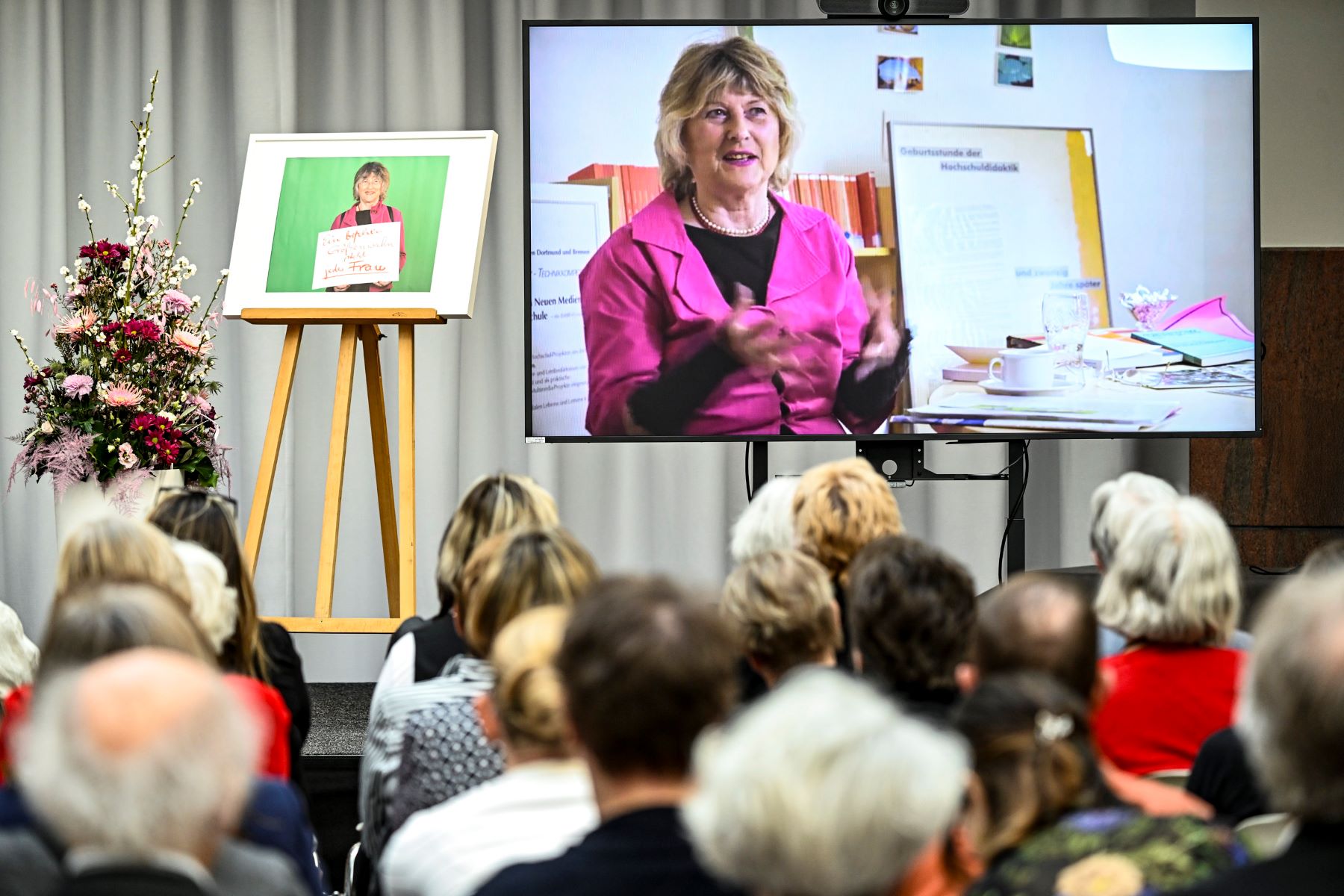 TV-Einspielung während Gedenkfeier.