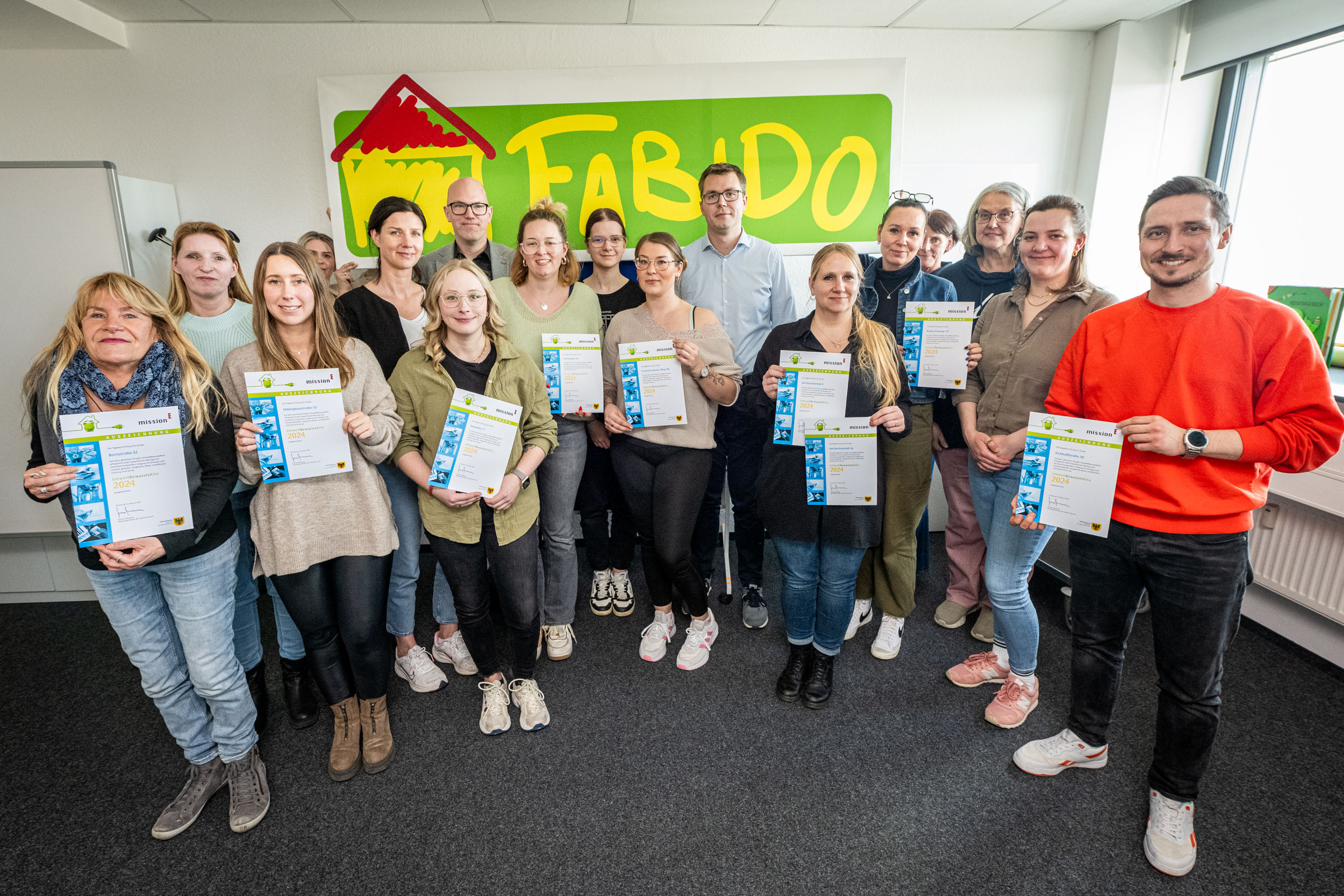 Mitarbeiter*innen der FABIDO-Kitas freuen sich über die Zertifizierung als „umweltbewusste Kita“.