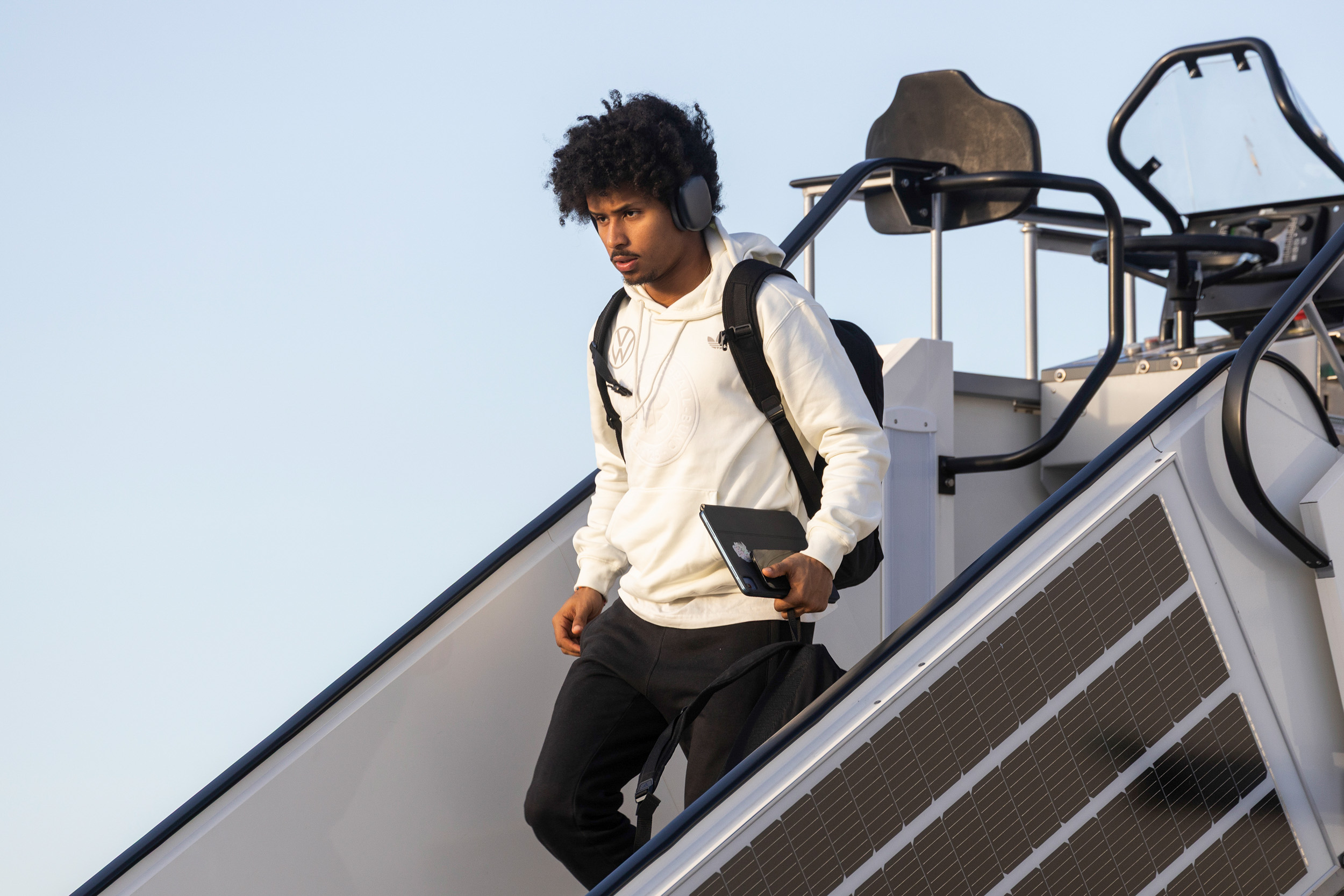 Karim Adeyemi steigt am Airport Dortmund aus dem Flugzeug für das Länderspiel der deutschen Nationalmannschaft.