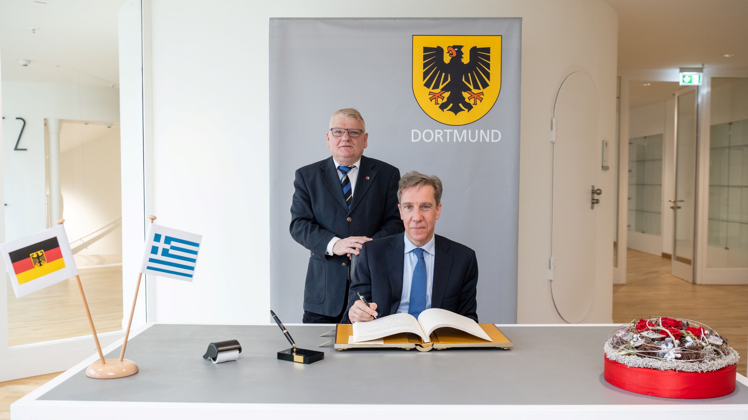 Bügermeister Schilf und der Griechische Botschafter beim Eintrag ins Goldene Buch