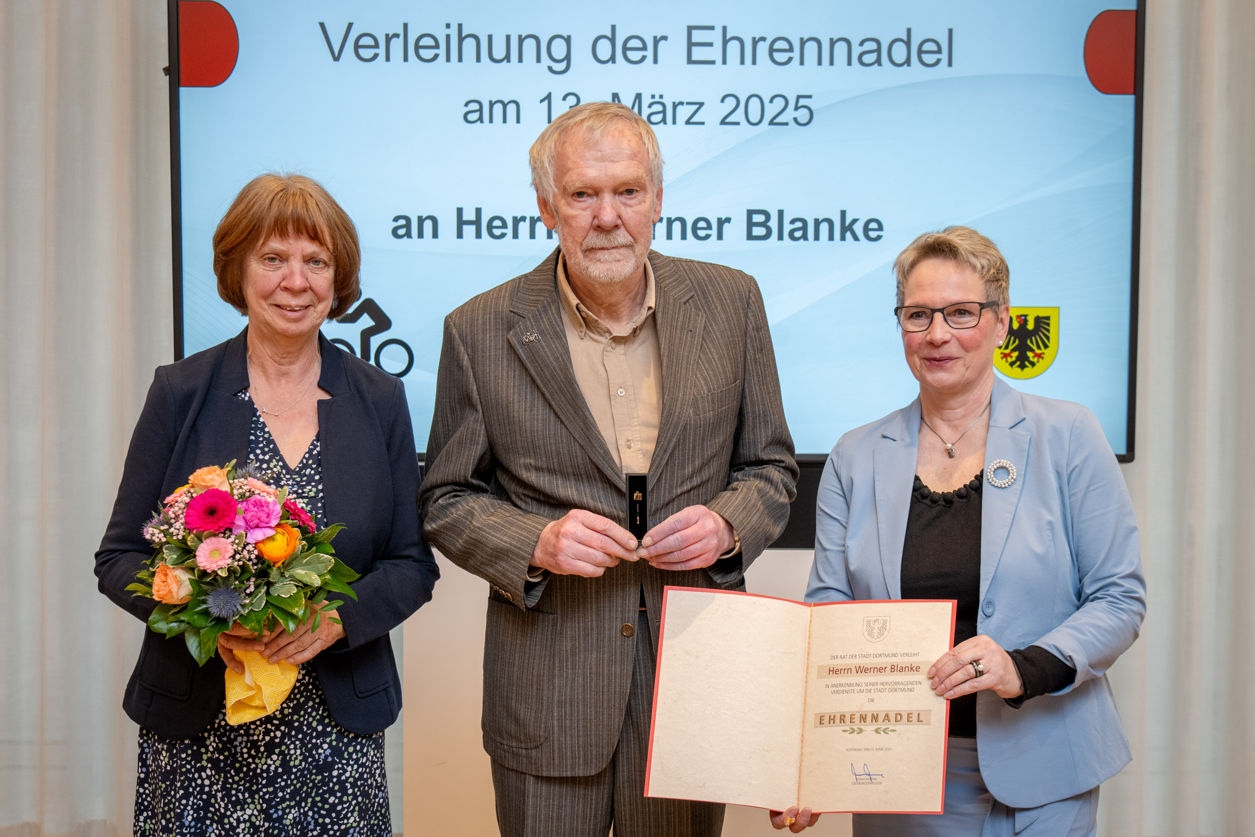 Bürgermeisterin Ute Mais überreicht Werner Blanke die Ehrennadel der Stadt Dortmund. Mit dabei: seine Ehefrau.