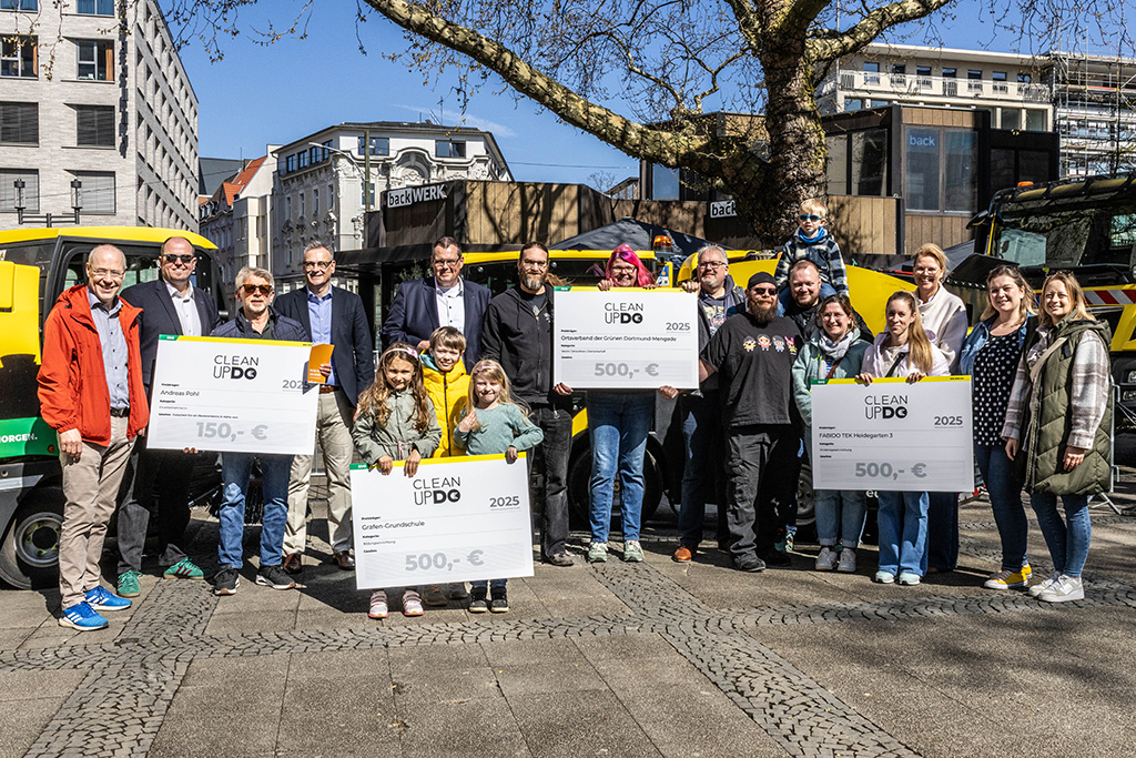 Übergaben die Preise an die cleanupDO-Gewinner:innen 2025 (v.l.n.r.): Dr. Rainer Wallmann, Bastian Prange (beide EDG-Geschäftsführung), Umweltdezernent Stefan Szuggat (Vierter v.l.) sowie EDG-Geschäftsführer Frank Hengstenberg.