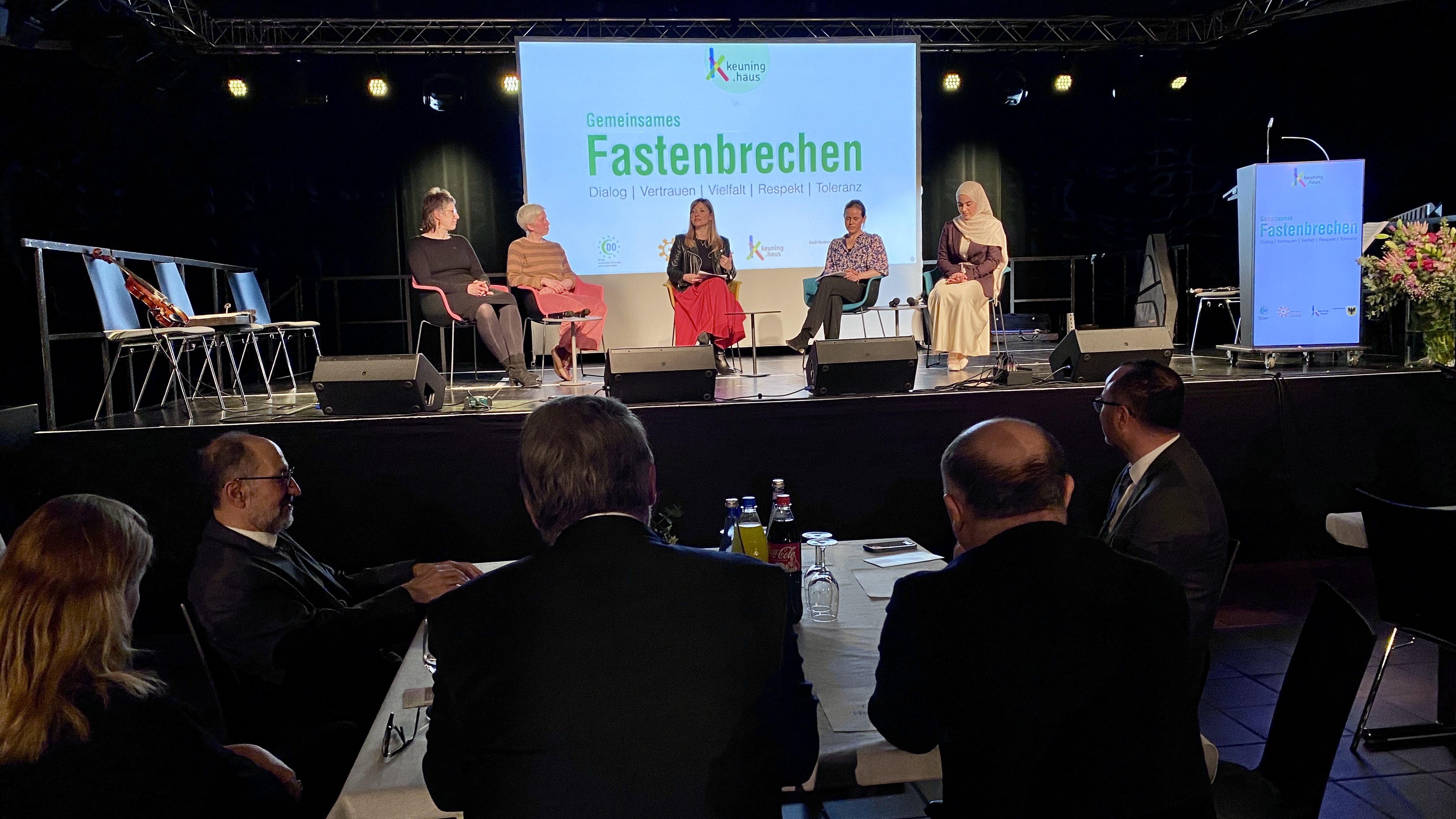 Auf der Bühne sitzen Leonie Grüning, Nora Oertel Ribeiro, Moderatorin Deniz Greschner, Rosa Rappoport und Tuğba Tekin