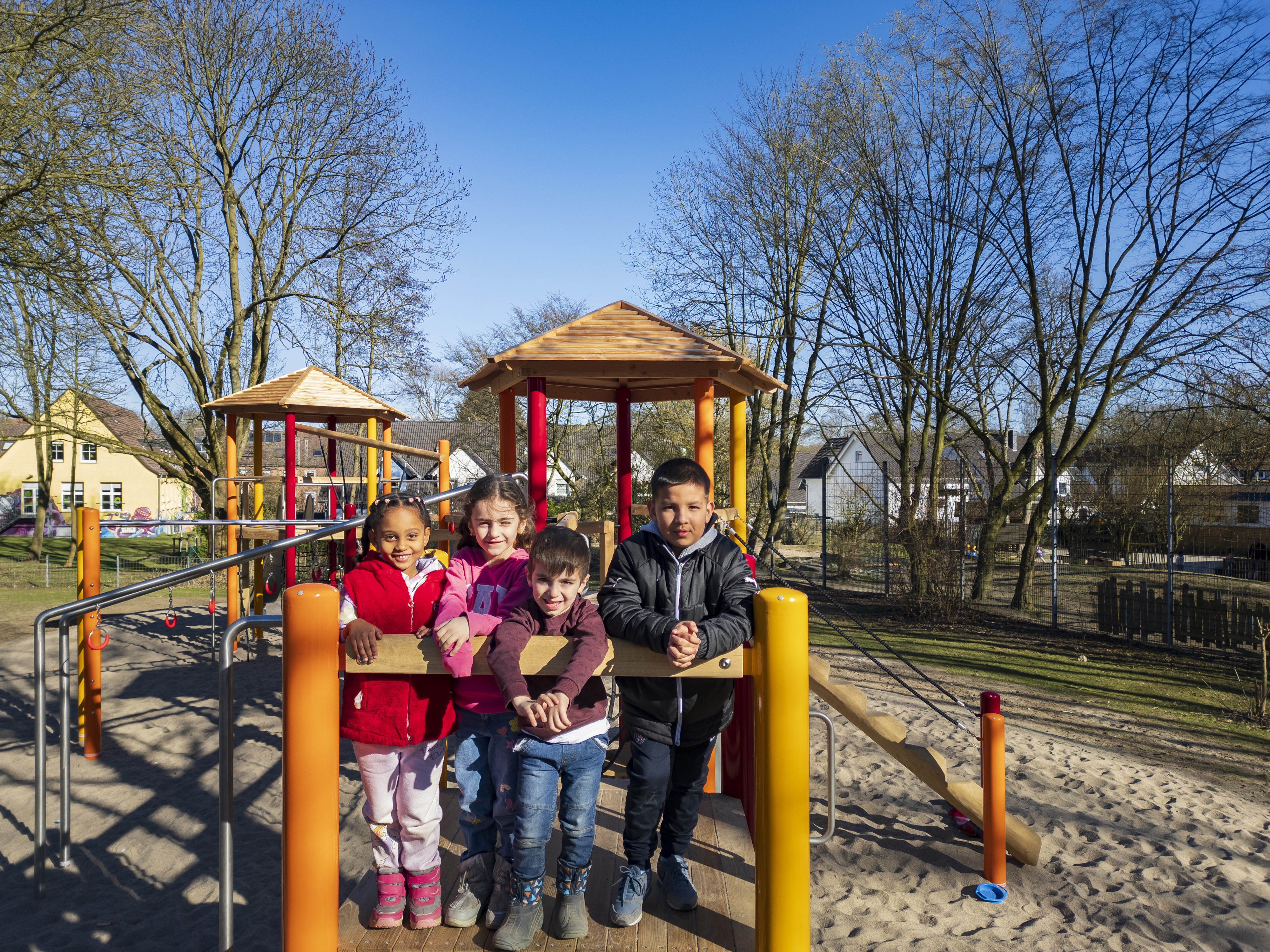 Gruppenbild von Kindern auf einem Klettergerüst.